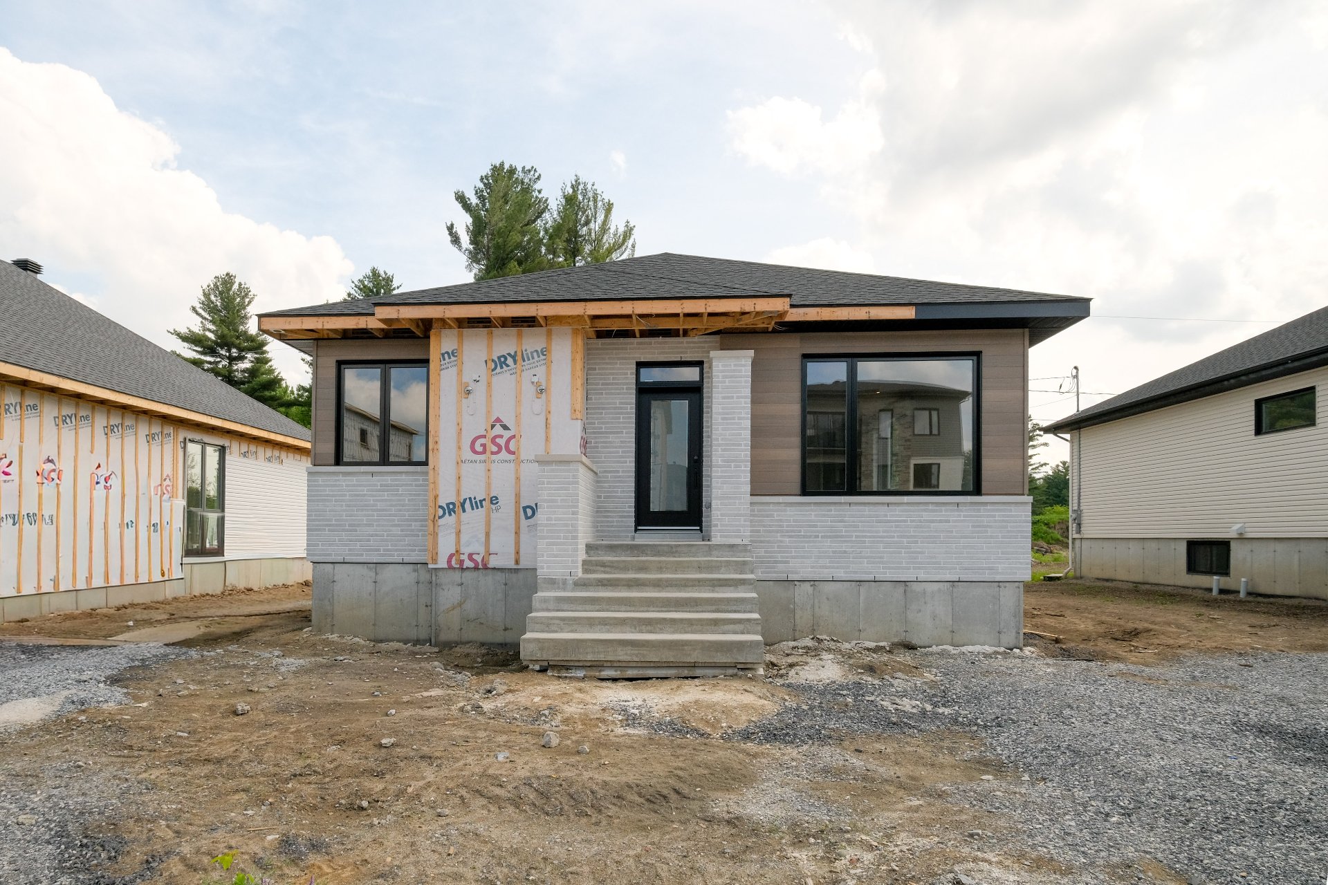 MLS: 21562107